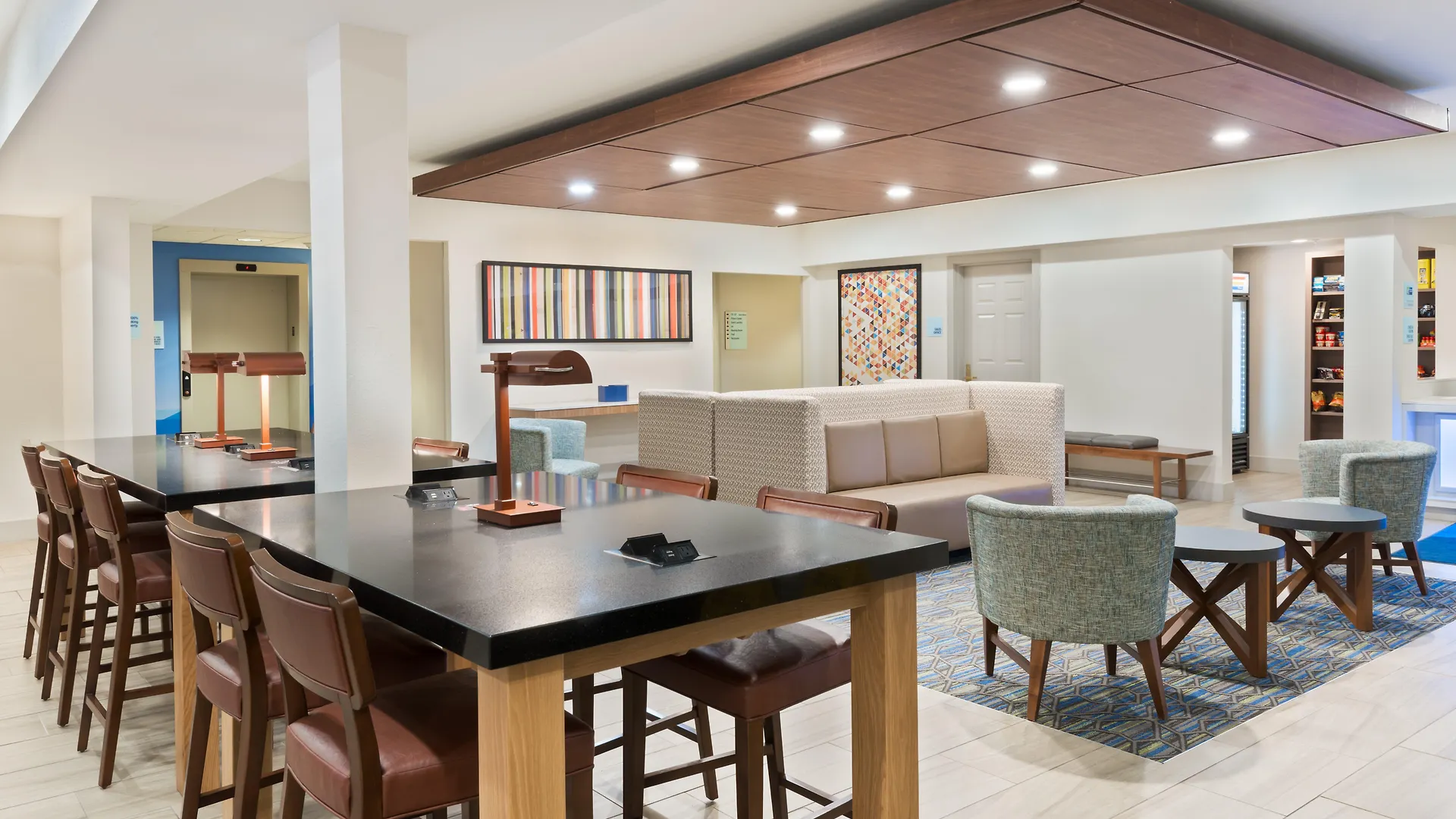 Holiday Inn Express & Suites - Columbus Airport East By Ihg 3*,