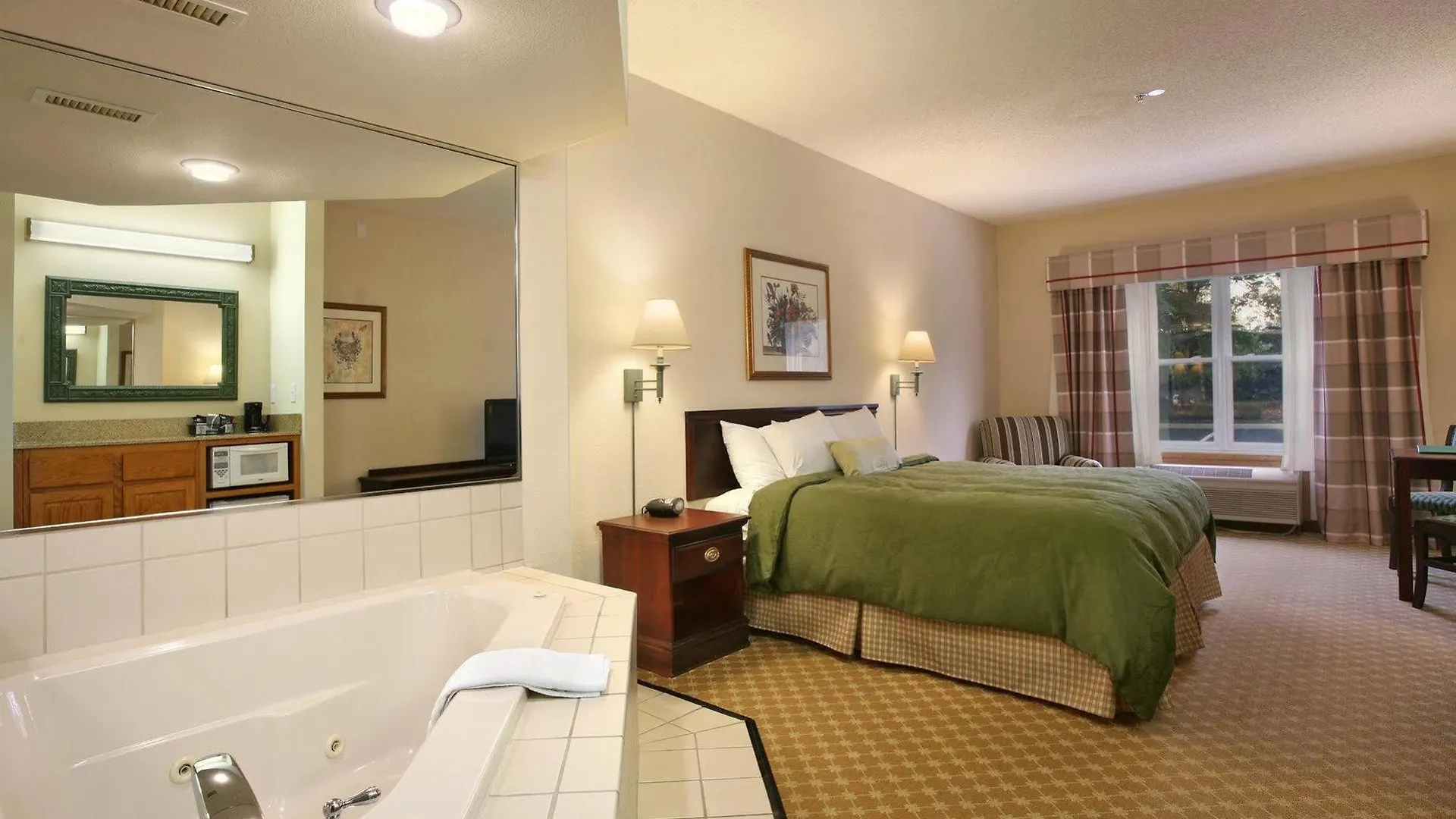Holiday Inn Express & Suites - Columbus Airport East By Ihg 3*,
